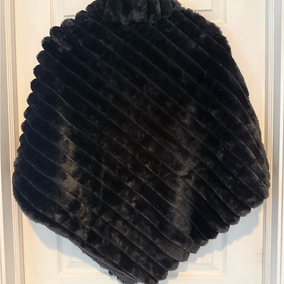 NWT La Fiorentina Faux-fur Black Poncho - Picture 9 of 13